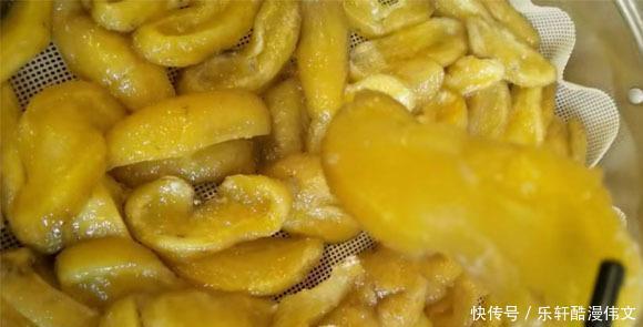 这食材很常见,一块多钱一斤,多买些放冰箱一冻再一蒸,老好吃了