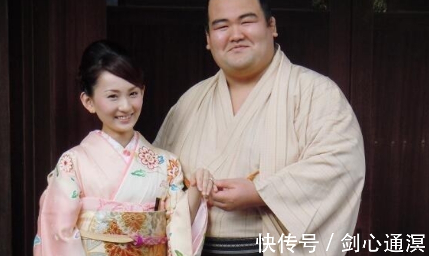 无人知晓|800斤相扑手娶90斤女模特,婚后因太胖离世,娇妻获5000万家产