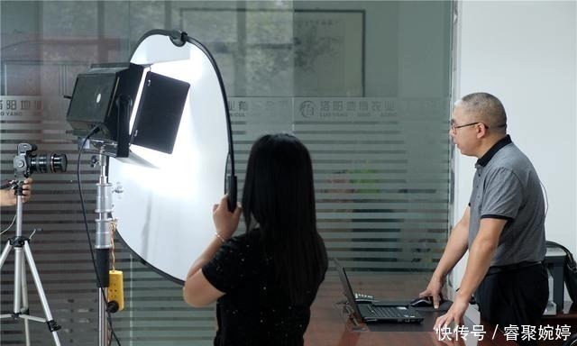 抖音|公司老板带员工跨界玩抖音,大笑称达到了人生的巅峰