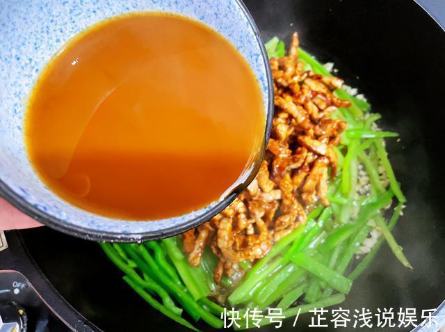 不粘锅|炒肉时加淀粉是大错!换成这2样,牢记3技巧,嫩滑入味,不粘锅