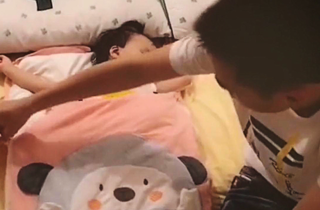 家务|妈妈让爸爸哄女儿睡觉,做完家务回来,推开房门踢了爸爸一脚