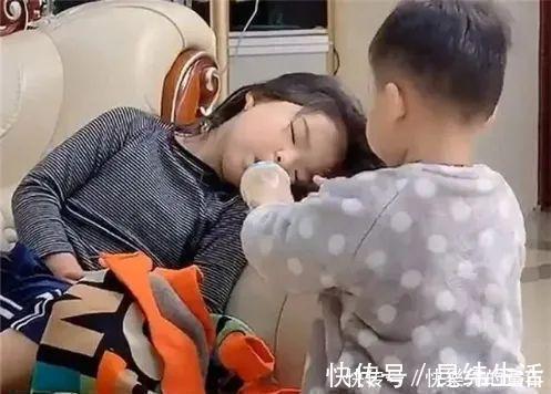 孩子|二胎弟弟给姐姐洗脚动作娴熟,原是有这个做诱饵,网友:最小童工