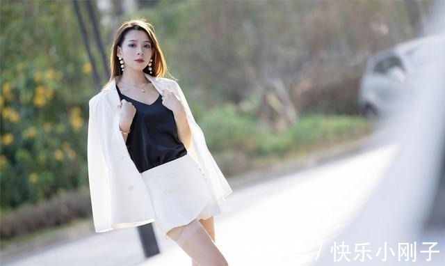 白色西装|美女白色西装搭配深色小吊带，清爽干练，丝袜凸显腿长