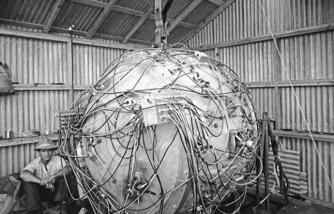 历史|惨遭索吻的希特勒,跑步行军的墨索里尼,坐黄包车的俄国沙皇,5张历史照