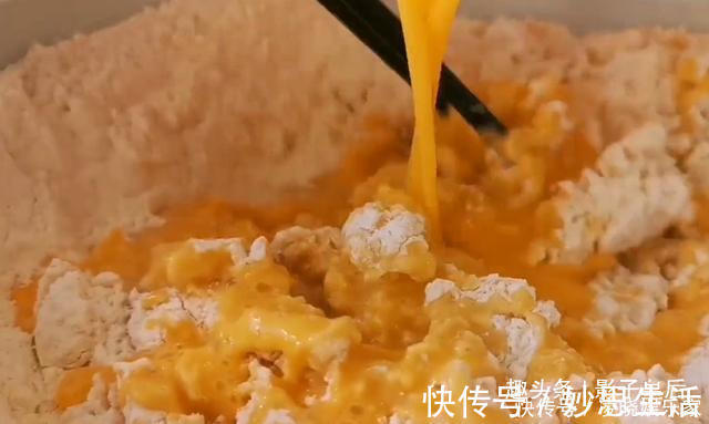 面粉里加2个橘子,不用揉面,不烤也不烙,筷子一搅,营养又解馋