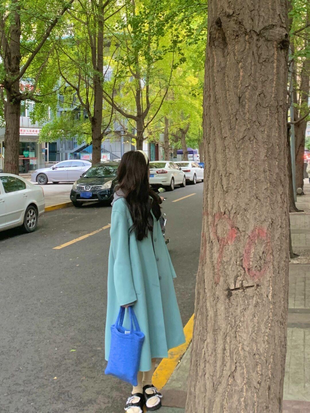 外套 今天偷偷分享一些私藏的秋冬保暖搭配,香芋紫外套+白色牛仔裤保暖又时尚!