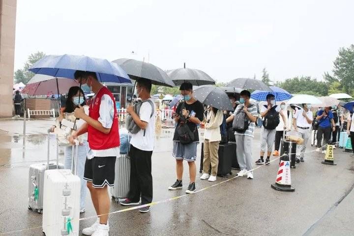 齐鲁工业大学|齐鲁工业大学1900余名省外新生如约而至，7日省内新生报到