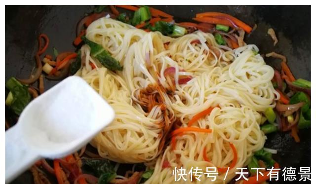 翻炒均匀|炒面最好吃的做法,一勺老干妈,滴几滴香麻油,每一根都香气扑鼻