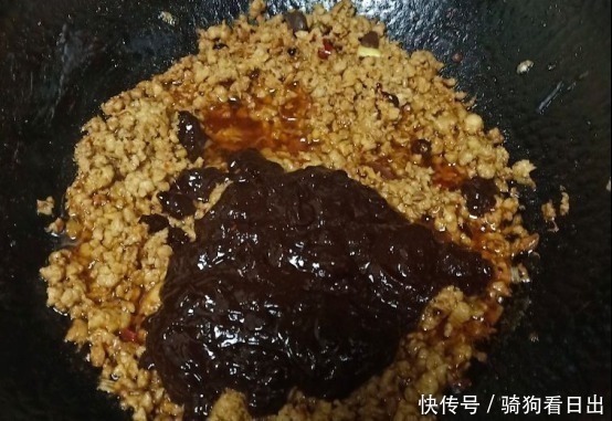 炸酱面好不好吃，炸酱很关键，教你面馆调炸酱的配方，越吃越过瘾