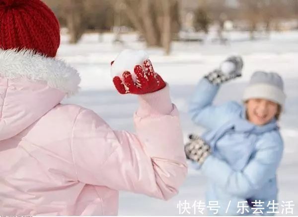 腊月|寒冬腊月嬉戏勿随意,儿童“玩雪”注意这两点,冬日里会更HIGH