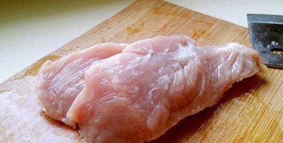 把猪肉放|猪肉别再用清水洗,学会这个“绝招”,脏东西自己跑出来,不知道就太可惜