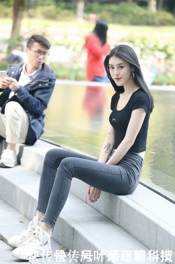 高冷的小姐姐，身穿T恤＋牛仔裤，满屏长腿看呆旁边的男生