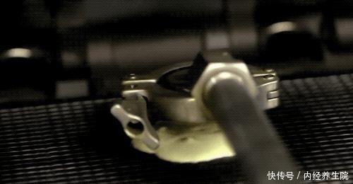有格纹的冰淇淋蛋筒,是怎么在流水线上做出来的