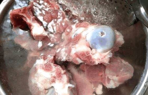 不管炖什么骨头汤,都别直接加水炖,多加这1步,汤汁浓白似牛奶