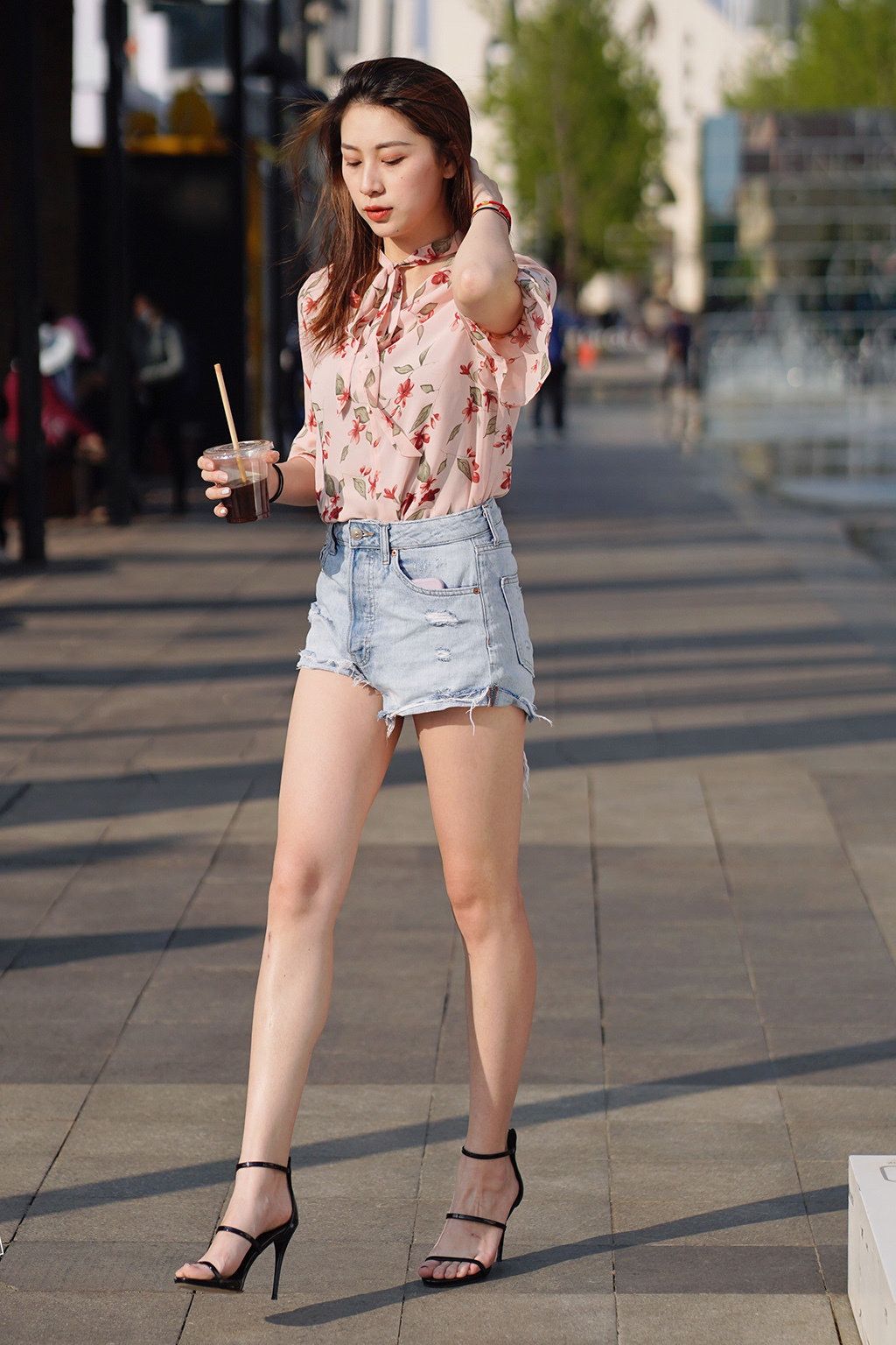 美的|街拍美女:牛仔热裤配中袖雪纺衫,穿出了清凉休闲的风格,减龄美丽又显高挑