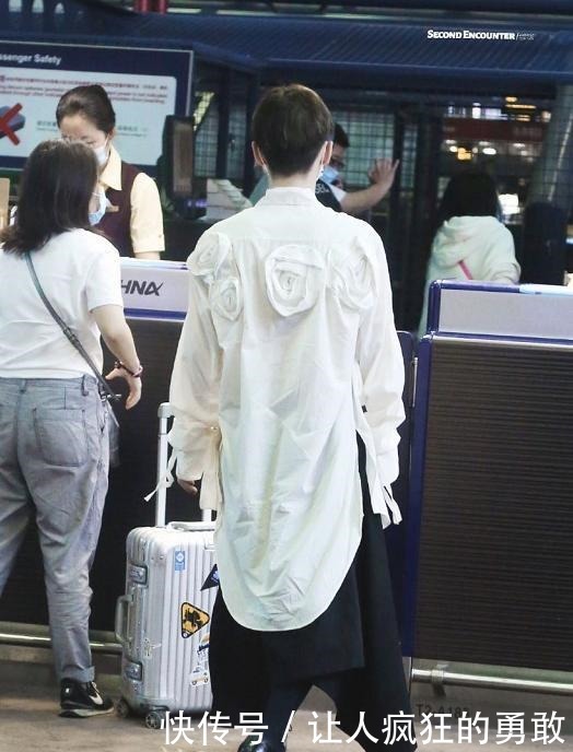 明星错位照肖战穿毛裤,何炅长出尾巴,看到周震南不解释下!