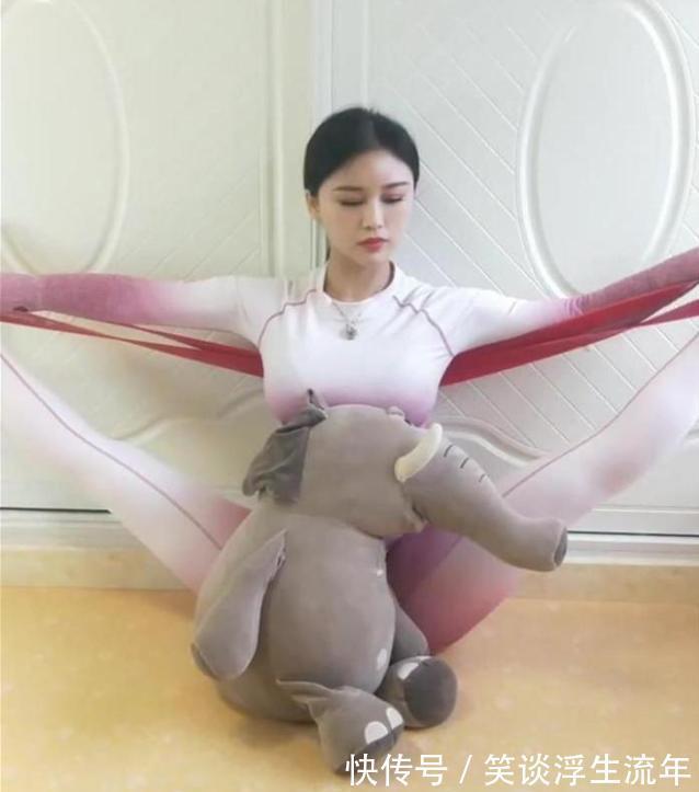 双脚|妙龄少女健身过程，看到照片惹网友吐槽：活得还不如一只公仔