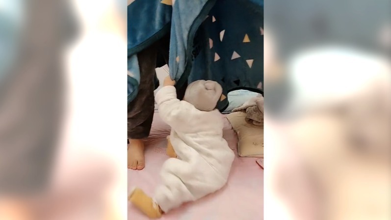 学步车|妈妈故意拿走宝宝被子,结果萌娃发脾气了,奶凶奶凶的好可爱