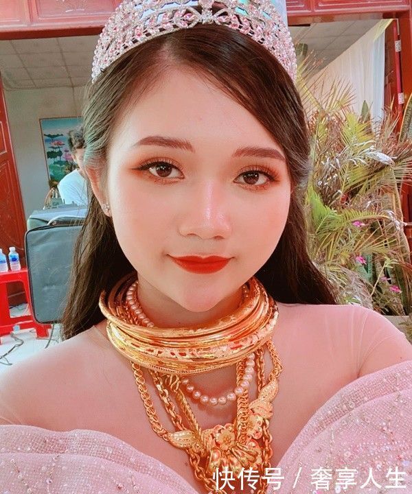 租赁|珠宝首饰并不是佩戴越多越好,用珠宝租赁变换搭配反而效果更佳