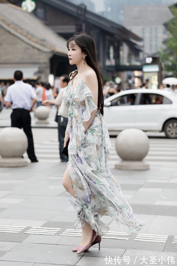连衣裙|美女街拍:小姐姐身穿个性吊带连衣裙,白皙娇嫩有仙女气息!