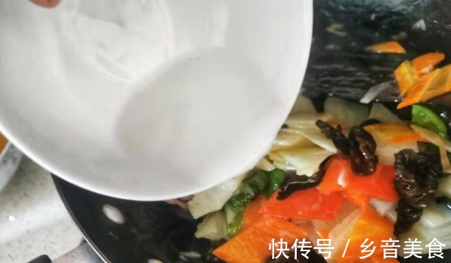 青红椒|秋天养胃常吃山药，这样做简单快手没难度，每次一大盘不够吃的！
