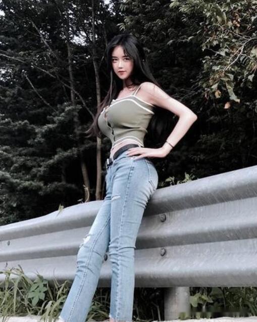 张檬|街拍:时尚靓丽的小姐姐,绿色修身连衣裙穿搭,时尚又