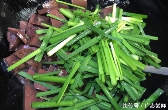 炒猪血时,切记别直接下锅,多加一步,猪血嫩滑入味、不易碎!