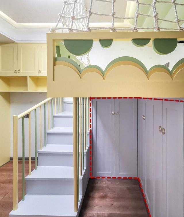 收纳|给孩子打了一张床,挂在空中,踩楼梯上去,邻居:在哪定制的?