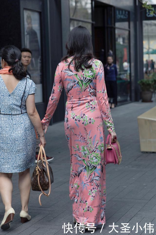 美女街拍花色鲜亮的长裙，鲜亮又充满生机活力的印花设计，自信随性的美