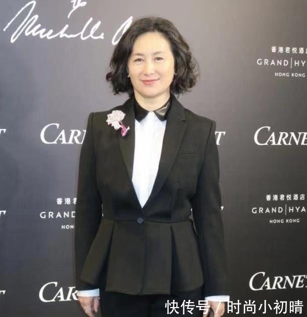 豆腐腿|何超琼换了清爽短发减龄至少20岁,穿粉色上衣配短裤,秀出豆腐腿