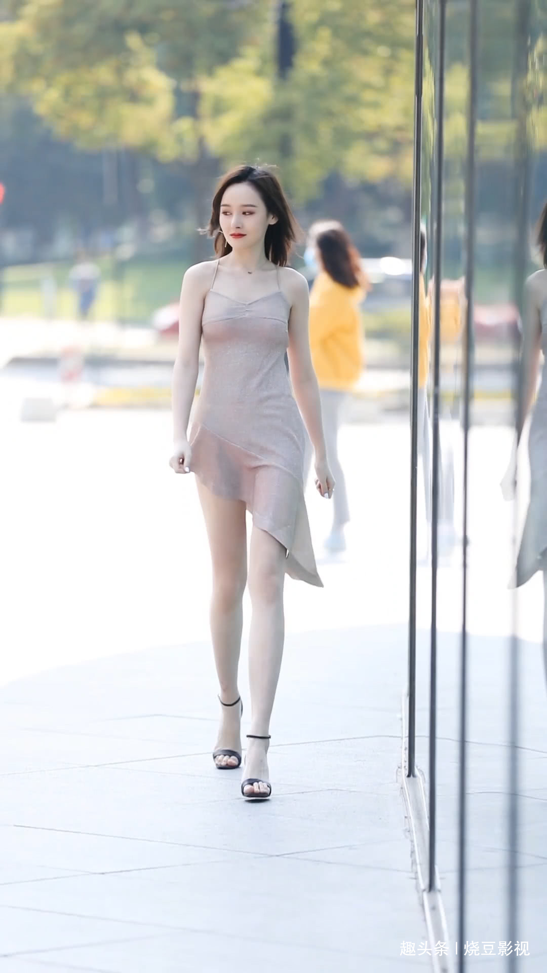 连衣裙|街拍颜值超高的美女,身穿一袭肉色连衣裙,大长腿一览无遗