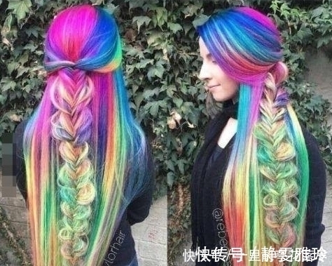 羡慕|女子从不剪头发,还常染头发, 独一无二的发色,让人止不住羡慕