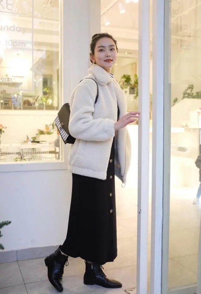 寒冬已至，保暖的“毛绒外套”火了起来，时髦又百搭，潮人都爱穿