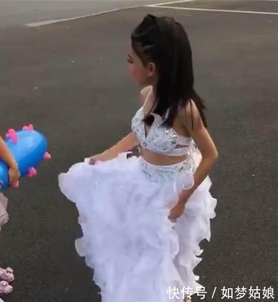 仙女下凡|奇闻:7岁小女孩当伴娘走红,瞧到正脸,网友:是小仙女下凡吧