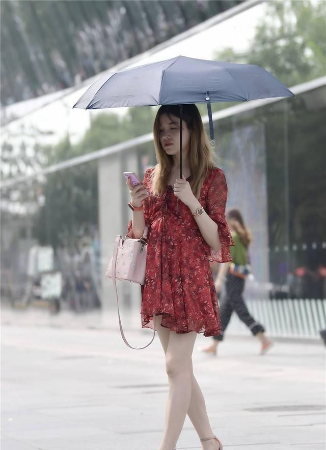 秋天 红色连衣短裙,搭配一字带细跟凉鞋,秋天简约时尚穿搭