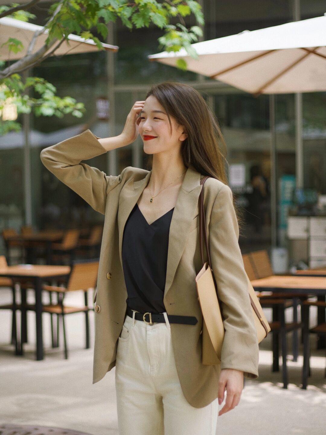 时尚感|秋季怎么穿出时尚感?西装搭配直筒裤干练利落,保暖又舒适