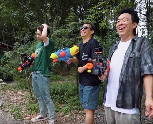 黄磊|是个狠人!何炅玩打水仗藏在鸡窝里,被黄磊喷水,直接用嘴接