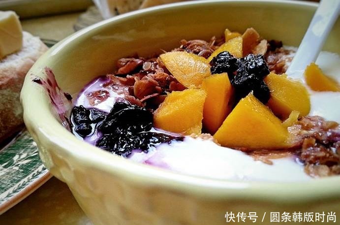 机关|酸奶盒子上的秘密机关,难怪平时酸奶喝不干净!