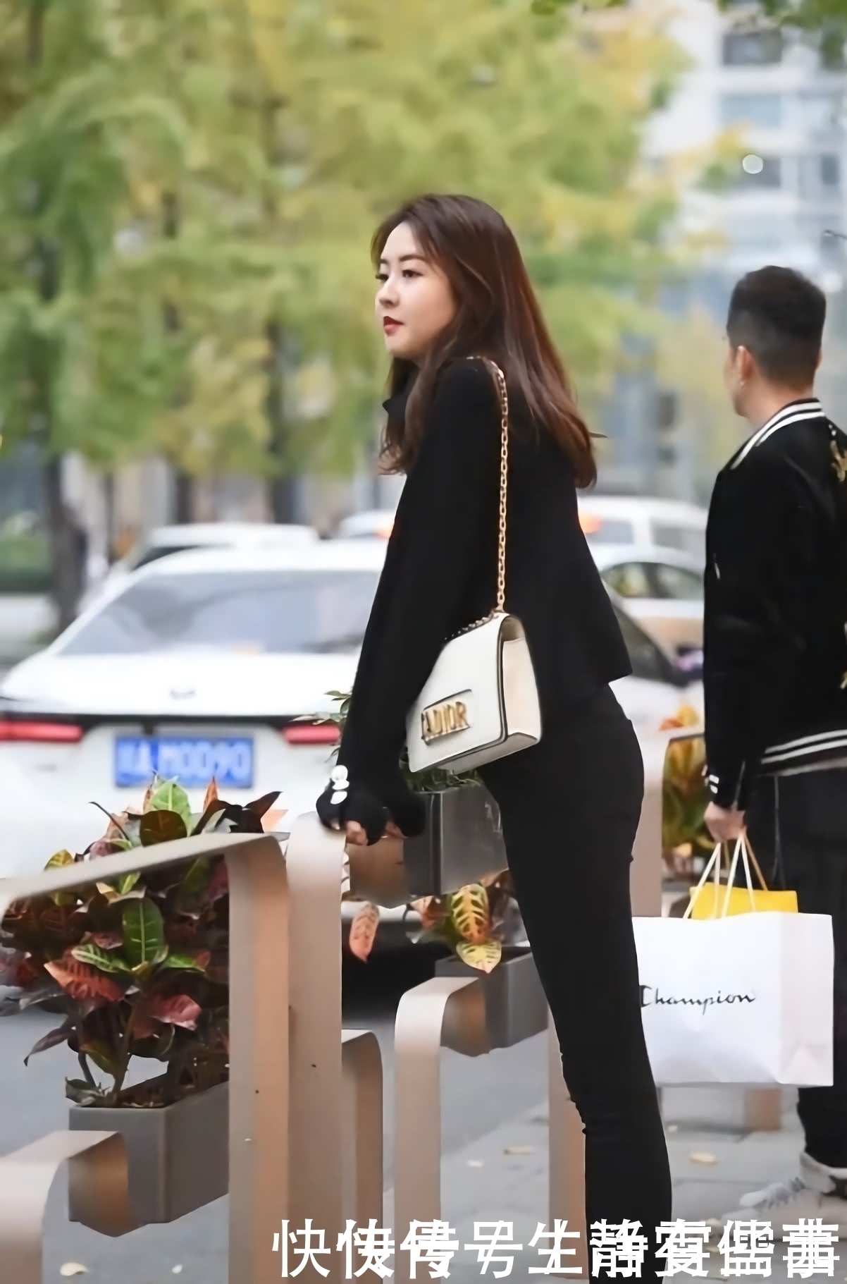 “石头裤”才是秀腿的正确打开方式，美女穿上后，“蜡烛腿”亮了