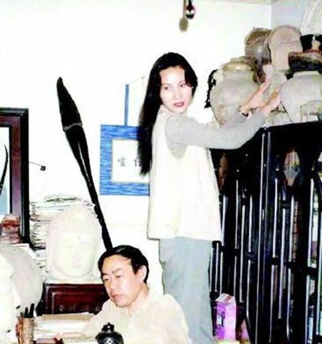 郭梅!贾平凹为何与前妻韩俊芳离婚?拿稿费回家像做贼,个性太强不自豪