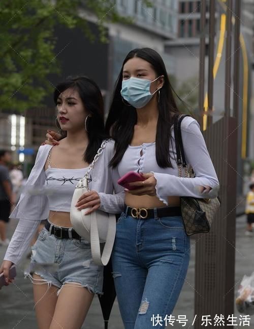 紧身牛仔裤|小姐姐穿紧身牛仔裤,搭配白色贴身上衣,性感时尚又迷人