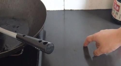 蚊香灰别倒掉了,加点花露水,解决了家家户户的烦恼,太实用了