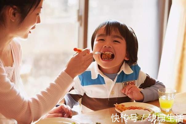 小媛|三个睡前坏习惯,可能正在无形中毁掉孩子身高发育,尤其是第一个