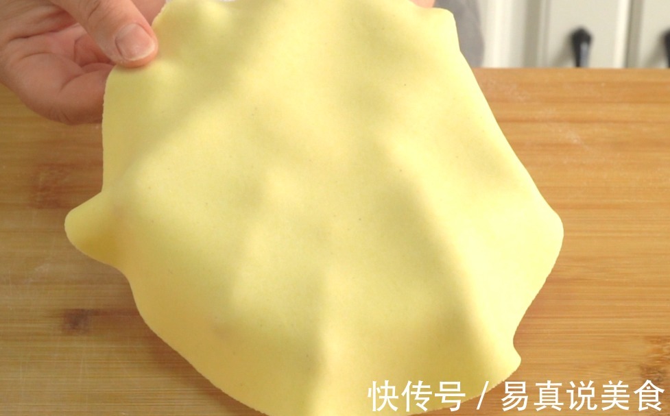 开水烙玉米饼，最拿手的面食，一次做一打，又薄又软不放油