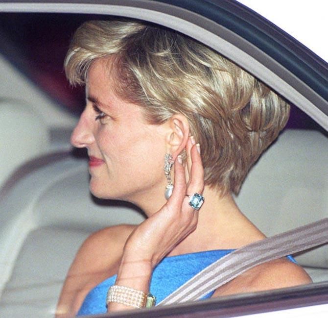 戴妃离婚时订购的戒指好有品位，梅根婚礼上都戴着它，很优雅