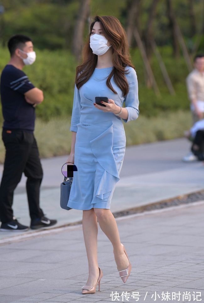 高跟鞋 街拍:尖头细跟款式的高跟鞋,走起路来会显得走姿更加优雅