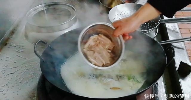 鲫鱼羊肉汤——酒店大厨将羊肉、萝卜、鲫鱼合烹,营养健康价值高