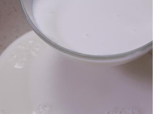 我们滤出的是我们需要的黄油,奶味浓郁,功能多,中间需要搅拌很多次