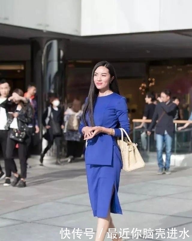 街拍:小姐姐一头短发,扎着一个小小的马尾,看上去青春又俏皮