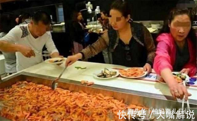 奶奶|奶奶带小孙子“吃自助”,剩一大桌食物就要走,经理做法太解气